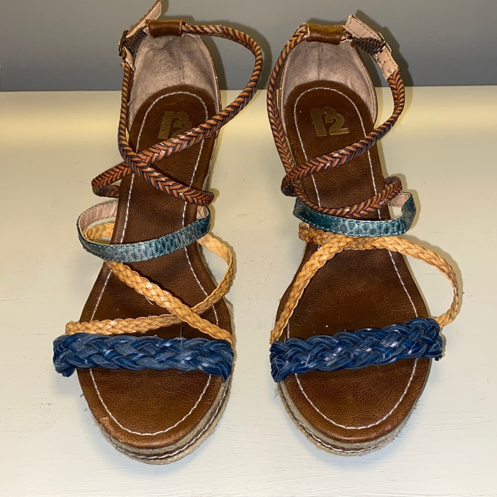 Wedge, criss cross straps.